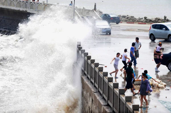 Туристы Наблюдают Большие Волны Вызванные Тайфуном Муйфа Обрушившимся Побережье Городе — стоковое фото