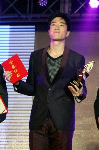 Estrella China Liu Xiang Posa Con Trofeo Durante Una Ceremonia —  Fotos de Stock