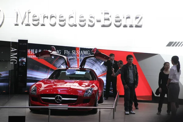 Ένα Αυτοκίνητο Mercedes Benz Εμφανίζεται Στο Νέο Διεθνές Εκθεσιακό Κέντρο — Φωτογραφία Αρχείου