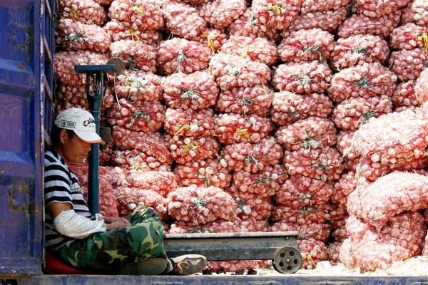 Vendedor Chinês Senta Lado Seus Sacos Alho Caminhão Mercado Produtos — Fotografia de Stock