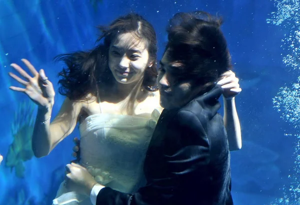 韓国女優ハン チェヨンと台湾俳優 Lan 清肺は大したこと 中国での映画の撮影セッション 2011 日中にダイビング クラブで水で実行します — ストック写真