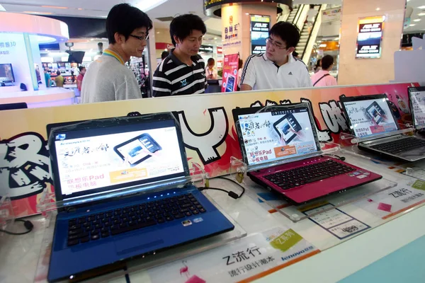 Chinese Customers Shop Lenovo Laptop Computers Mall Shanghai China August — Stock Photo, Image