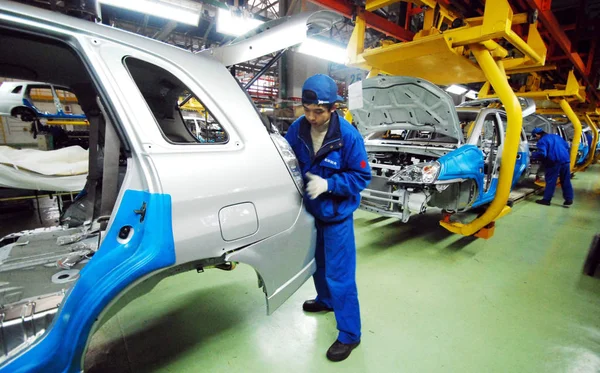 Trabalhadores Fábrica Chinesa Montam Carros Suzuki Liana Linha Montagem Fábrica — Fotografia de Stock