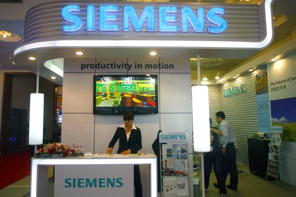 Personal Chino Visto Stand Siemens Durante Una Exposición Shanghai China —  Fotos de Stock