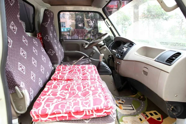 Bir Yatak Kunming Kunming Bir Mobil Eve Dönüştürülmüşeski Bir Kargo — Stok fotoğraf