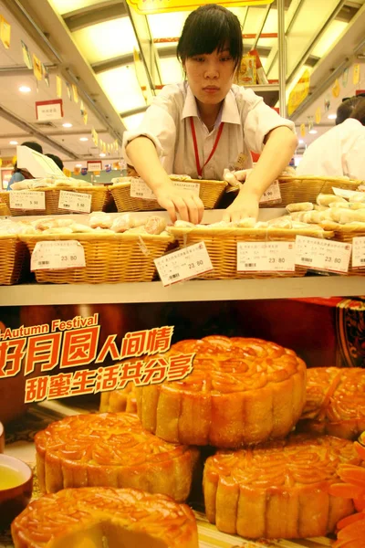 Personnel Est Photographié Sur Stand Gâteaux Mooon Dans Magasin Shanghai — Photo