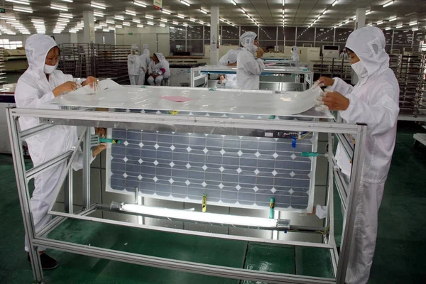 Trabajadores Chinos Fabrican Células Fotovoltaicas Para Paneles Solares Planta Eoplly — Foto de Stock