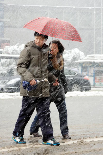 Des Résidents Chinois Marchent Dans Rue Sous Neige Abondante Dans — Photo