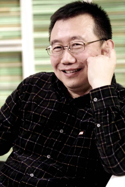 2010年11月4日 杂志主编何力在北京接受采访时露面 — 图库照片