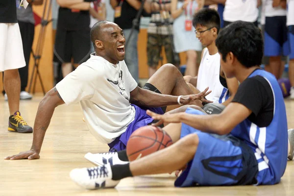 Nba Stjärnan Kobe Bryant Tränare Unga Basketspelare Ett Möte Med — Stockfoto