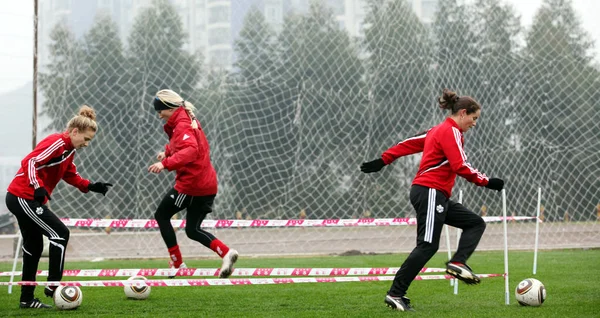 Ποδοσφαιριστές Της Ομάδας Ποδοσφαίρου Καναδική Εθνική Γυναικών Που Ασκούν Κατά — Φωτογραφία Αρχείου
