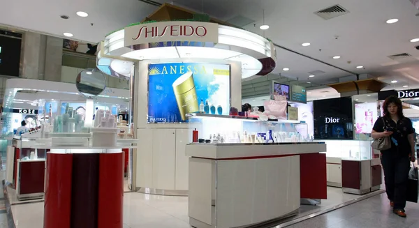 Chinese Woman Walks Stand Shiseido Department Store Shanghai China June — Stock Photo, Image