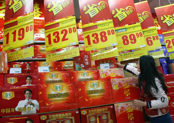 Китайский Персонал Организует Товары Супермаркете Городе Наньтун Восточный Чинас Провинции — стоковое фото