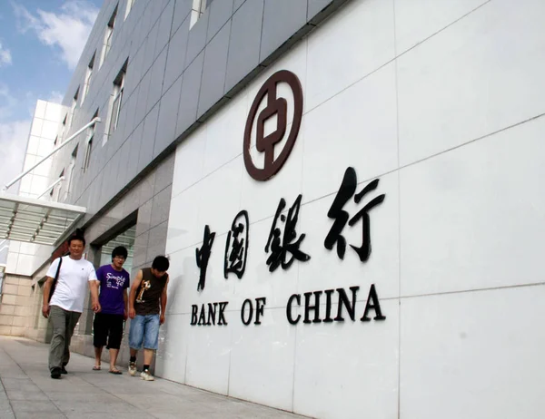 Residentes Locales Pasan Por Una Sucursal Del Banco China Boc — Foto de Stock