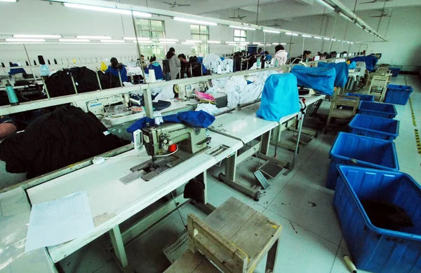 Деякі Китайські Робітники Роблять Одяг Буде Експортовано Сполучених Штатів Європи — стокове фото