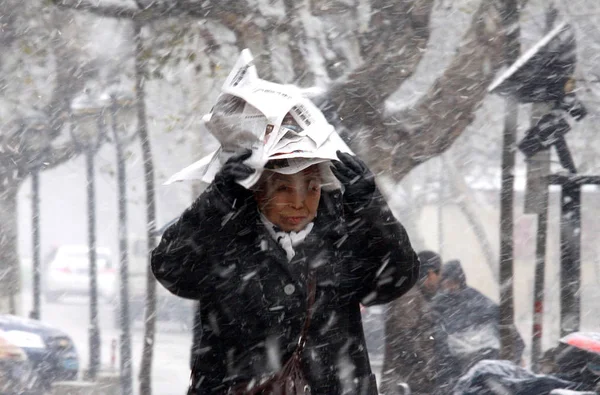 Een Chinese Inwoner Loopt Straat Zware Sneeuw Nanchang City East — Stockfoto