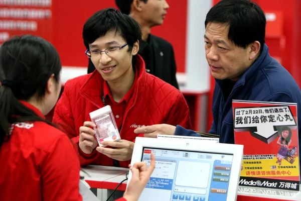 Cliente Chinês Conversa Com Equipe Uma Loja Recém Inaugurada Media — Fotografia de Stock