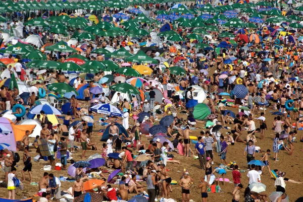 Turistas Lotam Estância Fujiazhuang Beach Escaldador Cidade Dalian Nordeste Província — Fotografia de Stock