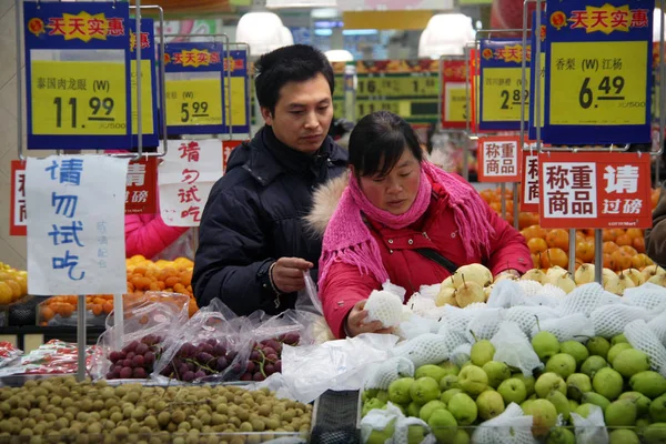 中国の消費者は 2011年1月20日 中国東部江蘇省南通市のスーパーマーケットで果物を買い物します — ストック写真