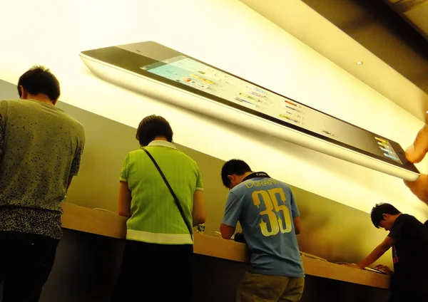 Πελάτης Δοκιμάζει Προϊόντα Apple Ένα Κατάστημα Της Apple Στη Σαγκάη — Φωτογραφία Αρχείου