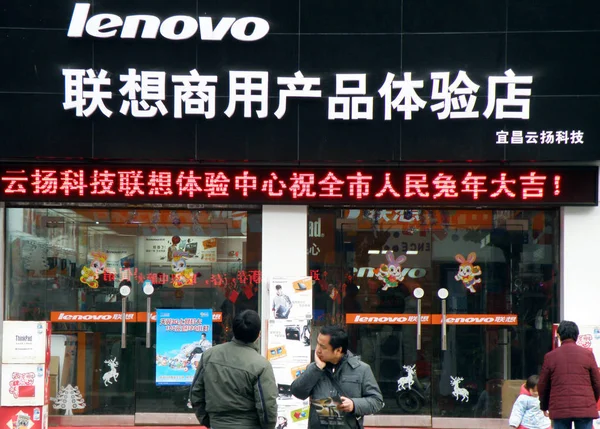 Paikalliset Kiinalaiset Seisovat Lenovon Myymälän Edessä Yichangin Kaupungissa Chinas Hubein — kuvapankkivalokuva