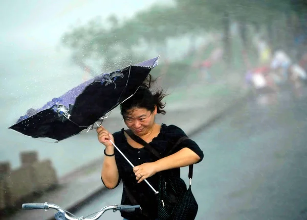 Una Donna Cerca Tenere Suo Ombrello Grande Vento Pioggia Causata — Foto Stock