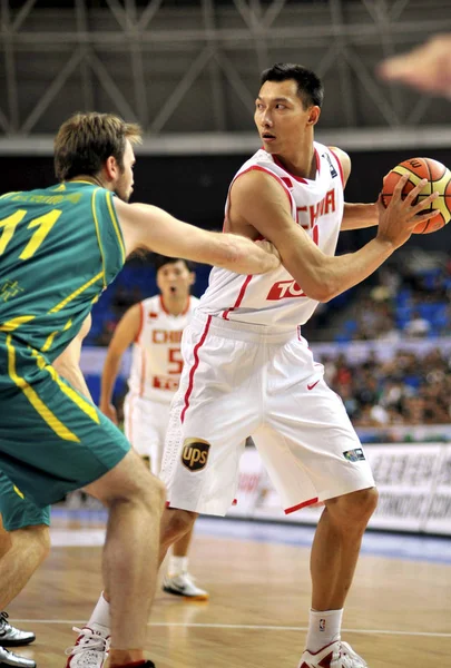 磁器イー Jianlian スタンコビッチ コンチネンタル カップ 2011 東中国浙江省海寧市のバスケット ボールの試合でオーストラリアのプレーヤーに挑戦します — ストック写真