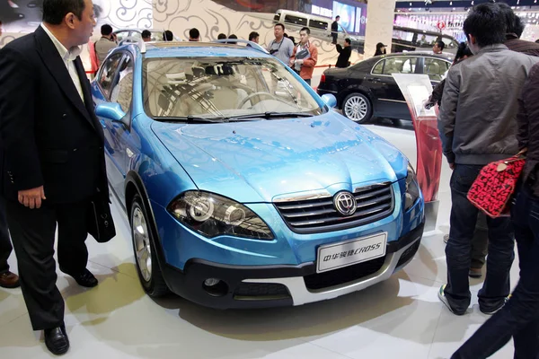 Compradores Carros Chineses Olham Para Brilliance Zhonghua Junjie Durante Show — Fotografia de Stock