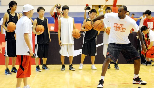 Gwiazda Lebron James Trenerzy Młodych Chińskich Graczy Nba Koszykówki Uniwersytecie — Zdjęcie stockowe