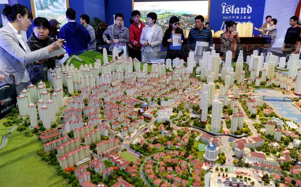 Kínai Lakásvásárlók Nézni Modellek Egy Lakossági Projekt Során Ingatlan Tisztességes — Stock Fotó