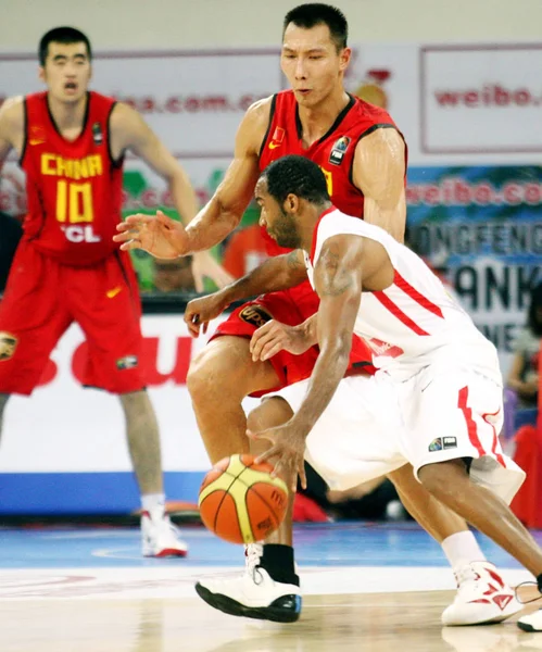 2011年8月9日 在中国南方广东省广州市举行的2011年斯坦科维奇大陆杯比赛中 中国的易建联 在一场比赛中挑战了安哥拉的一名篮球运动员 — 图库照片