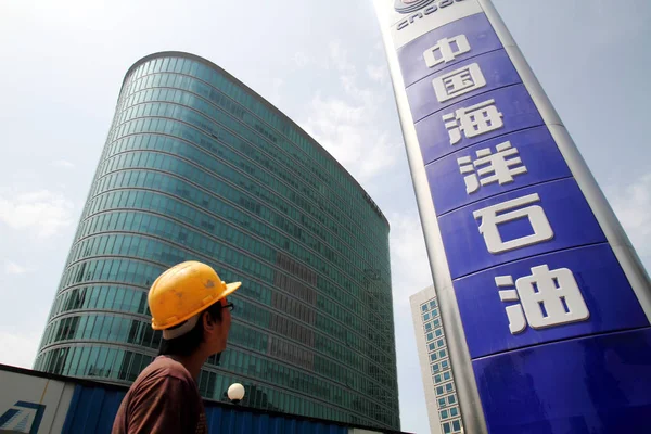Ein Chinesischer Bauarbeiter Geht Hauptquartier Der Chinesischen Offshore Ölgesellschaft Cnooc — Stockfoto