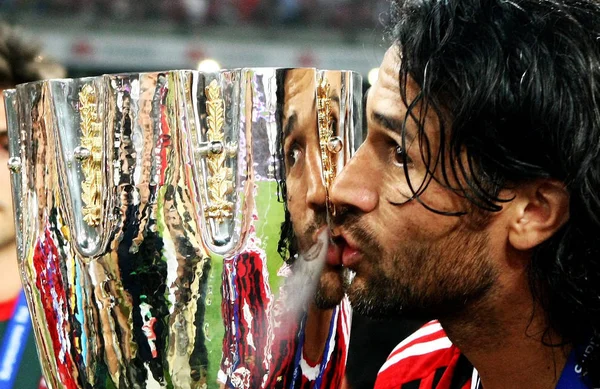 Alexandre Pato Milan Kisses Trophy Milan Defeted Inter Milan Italian — Stock Photo, Image