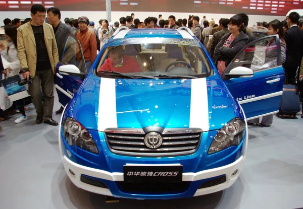 File Visitors Look Brilliance Zhonghua Junjie Cross Auto Show Beijing — Stock Photo, Image