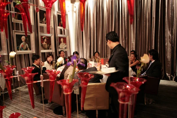 Πελάτες Έχουν Δείπνο Στην Sens Μπαντ Γαλλικό Εστιατόριο Στο Μπαντ — Φωτογραφία Αρχείου