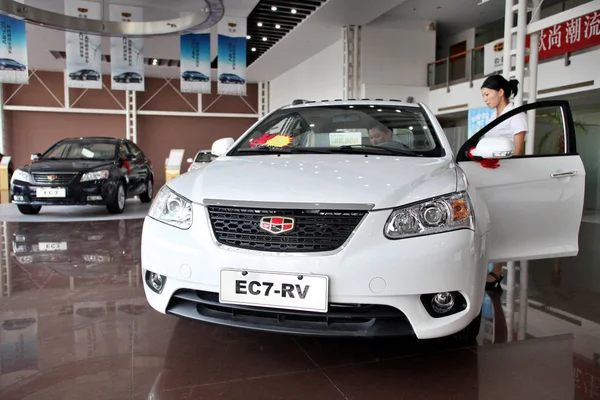 Egy Kínai Autót Vevő Próbál Egy Geely Emgrand Ec7 Egy — Stock Fotó