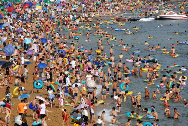 Tourists Crowd Fujiazhuang Beach Resort Scorcher Dalian City Northeast Chinas — Stock Photo, Image