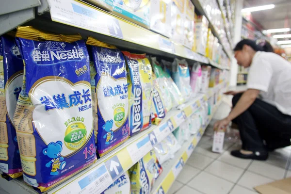 Påsar Nestle Mjölkpulver Till Salu Stormarknad Shanghai Kina Juli 2011 — Stockfoto