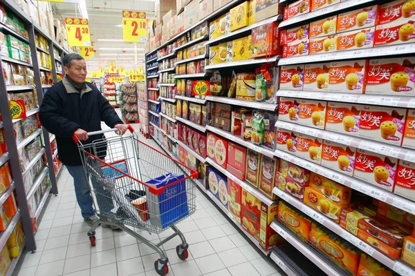 Chinese Man Shops Foods Supermarket Shanghai China February 2011 — Stock Photo, Image