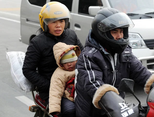 Una Familia Migrante China Monta Una Motocicleta Una Carretera Camino — Foto de Stock