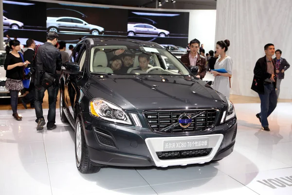 Chinesische Autokäufer Probieren Einen Volvo Xc60 Während Der Internationalen Automobilausstellung — Stockfoto