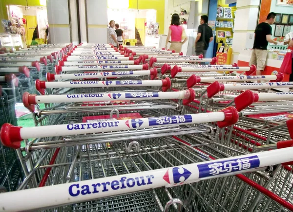 Chinese Customers Walk Rows Shopping Carts Carrefour Supermarket Nanjing City — Stock Photo, Image