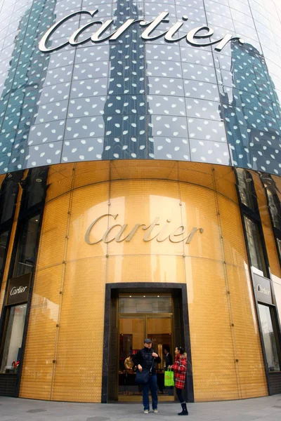 Des Résidents Locaux Sont Vus Devant Une Boutique Cartier Shanghai — Photo