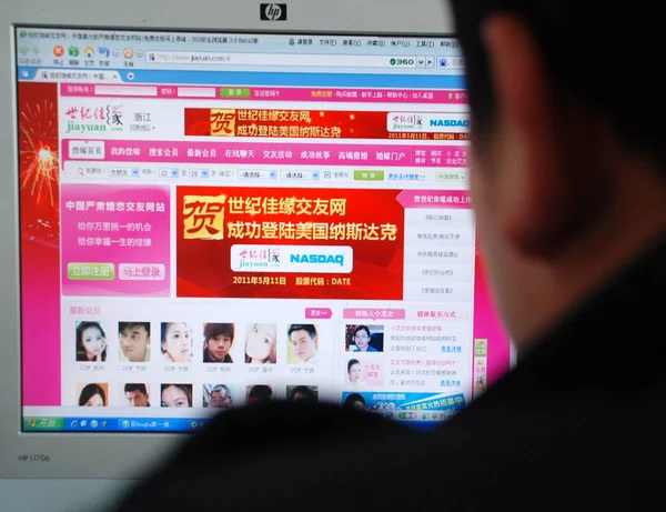 Chinese Internet User Browses Website Online Dating Site Jiayuan Com — Stock Photo, Image