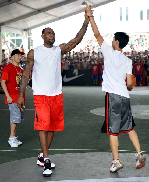 Зірка Нба Леброн Джеймс Взаємодіє Молодий Китайський Баскетболіст Рекламної Кампанії — стокове фото