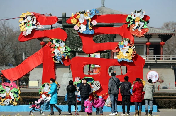Residentes Chinos Locales Miran Personaje Chino Gigante Que Significa Felicidad — Foto de Stock