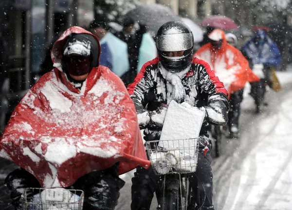 Kínai Kerékpárosok Lovagolni Sáros Úton Hóban Sanghajban Kína Január 2011 — Stock Fotó