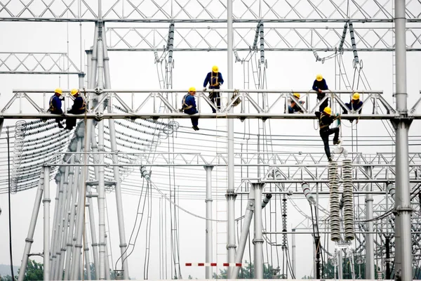 Electricistas Chinos Trabajan Red Eléctrica Suburbio Ciudad Huaibei Provincia Chinas —  Fotos de Stock