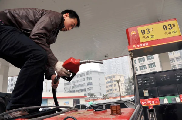 2011年2月20日 在陕西省西北部咸阳市中国石油公司母公司中国石油公司 Cnpc 中国石油天然气集团公司 的加油站 一名中国司机为自己的汽车加油 — 图库照片
