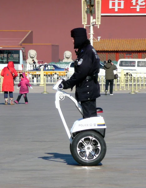 Egy Kínai Rendőr Túrák Segway Elektromos Robogó Hogy Járőr Tiananmen — Stock Fotó
